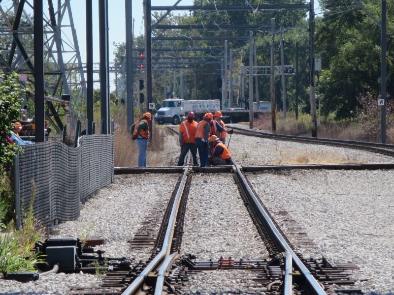 railroad-workers-.jpg
